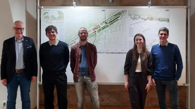 Trafen sich im Heilsbronner Konventsaal zur Preisverleihung (von links): Bürgermeister Dr. Jürgen Pfeiffer sowie Vincent Wenk, Johannes Schraml, Chiara Poxleitner und Stephan Gentz vom siegreichen Büro aus Freising. (Foto: Stadt Heilsbronn/Christian Laube)