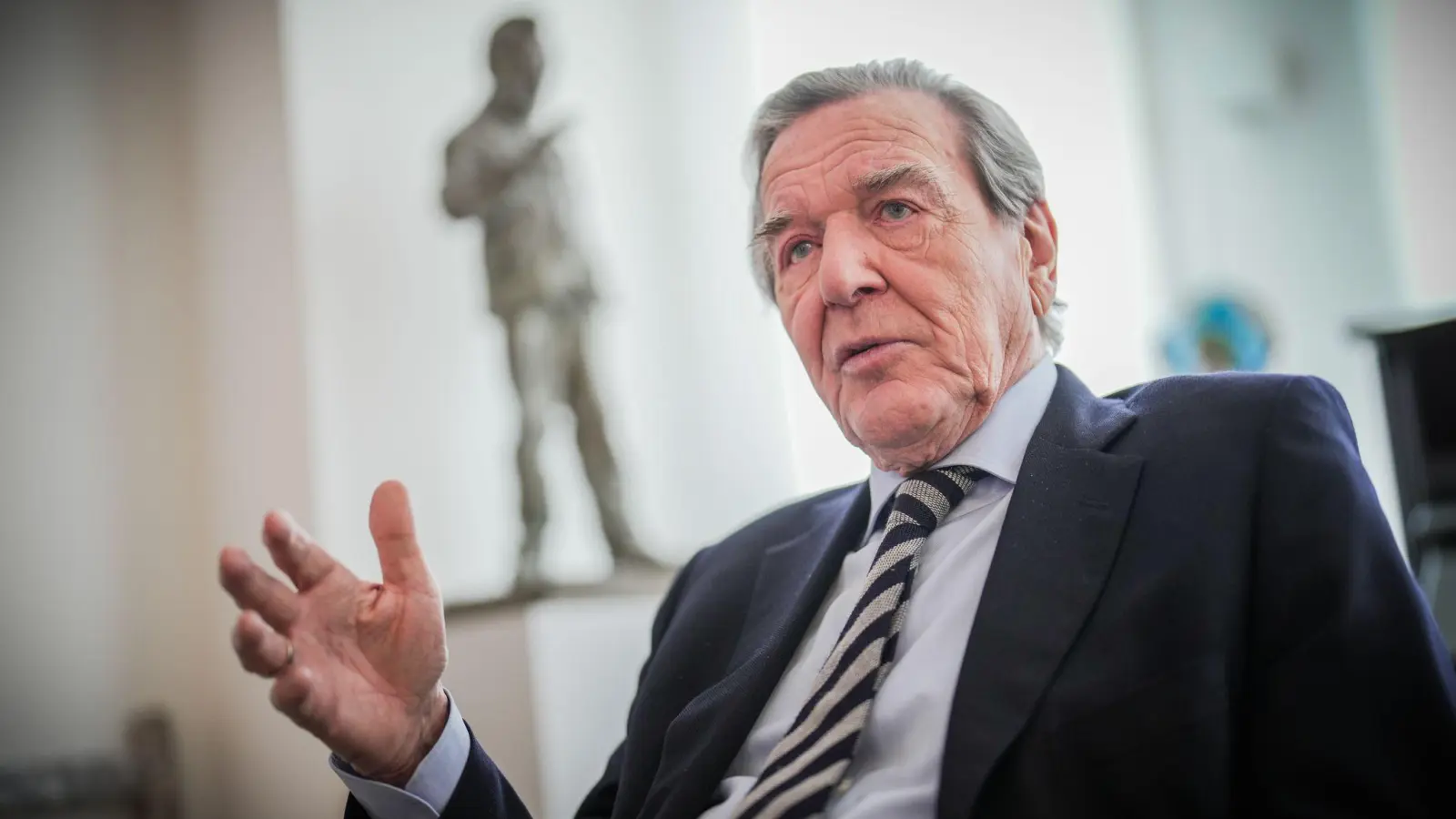 Ex-Kanzler Gerhard Schröder (SPD) hat sich wegen einer Burnout-Diagnose in klinische Behandlung begeben. (Foto: Michael Kappeler/dpa)