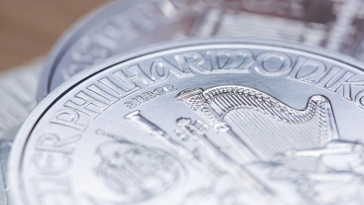 Knapp und teuer: Die silbernen „Wiener Philharmoniker“-Anlagemünzen. Der Silberpreis steigt derzeit noch schneller als der Goldpreis. (Archiv)  (Foto: Fernando Gutierrez-Juarez/dpa)