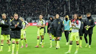 Waren nicht zufrieden mit dem 3:3: die Spieler von Borussia Dortmund. (Foto: Uwe Anspach/dpa)