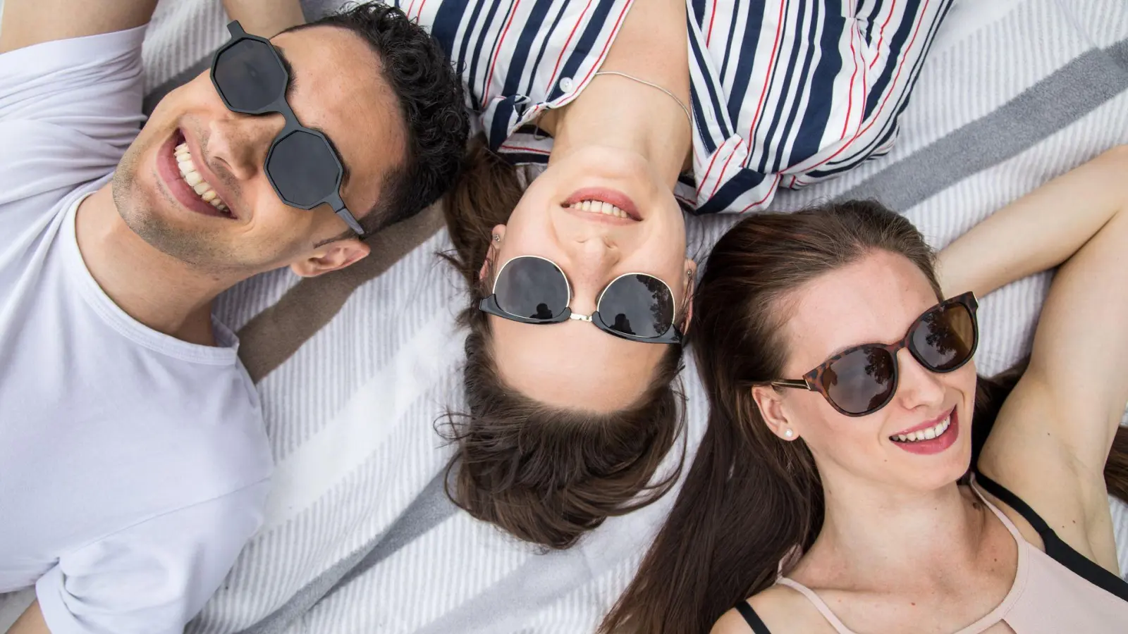 Empfohlen wird das Tragen einer Sonnenbrille mit CE-Zeichen, die garantiert, dass die Brille nach EU-Standards ausreichenden UV-Schutz bietet. (Foto: Christin Klose/dpa-tmn)