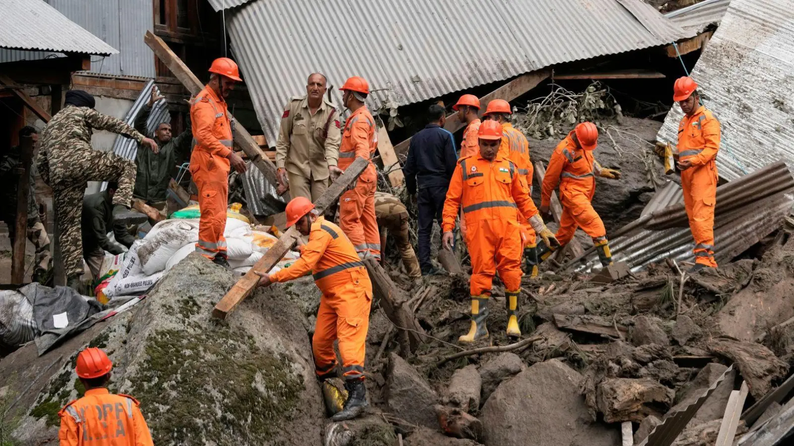 Sturzfluten trafen das Dorf Chositi. (Foto: Channi Anand/AP/dpa)