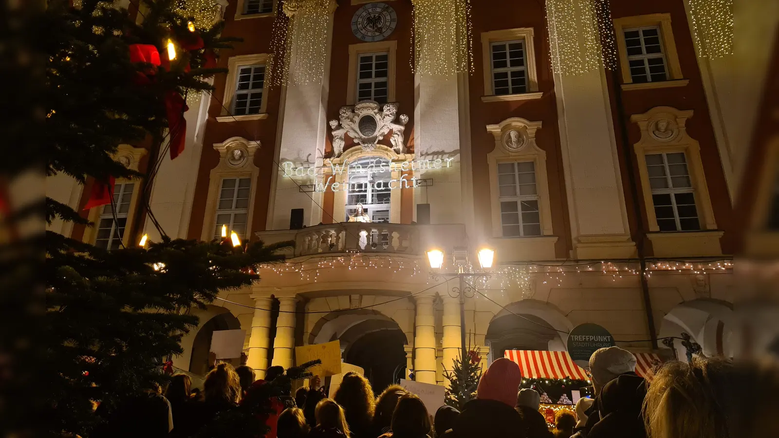Vom Balkon des Bad Windsheimer Rathauses eröffnete Christkind Lia Geyer den Weihnachtsmarkt. Ein kleiner Fan-Club jubelte ihr von unten zu. (Foto: Anna Franck)