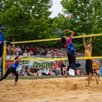 Sophia Botsch (beim Block) und Samira Winkler unterlagen im Endspiel erst im Tie-Break. (Foto: Josef Haider)