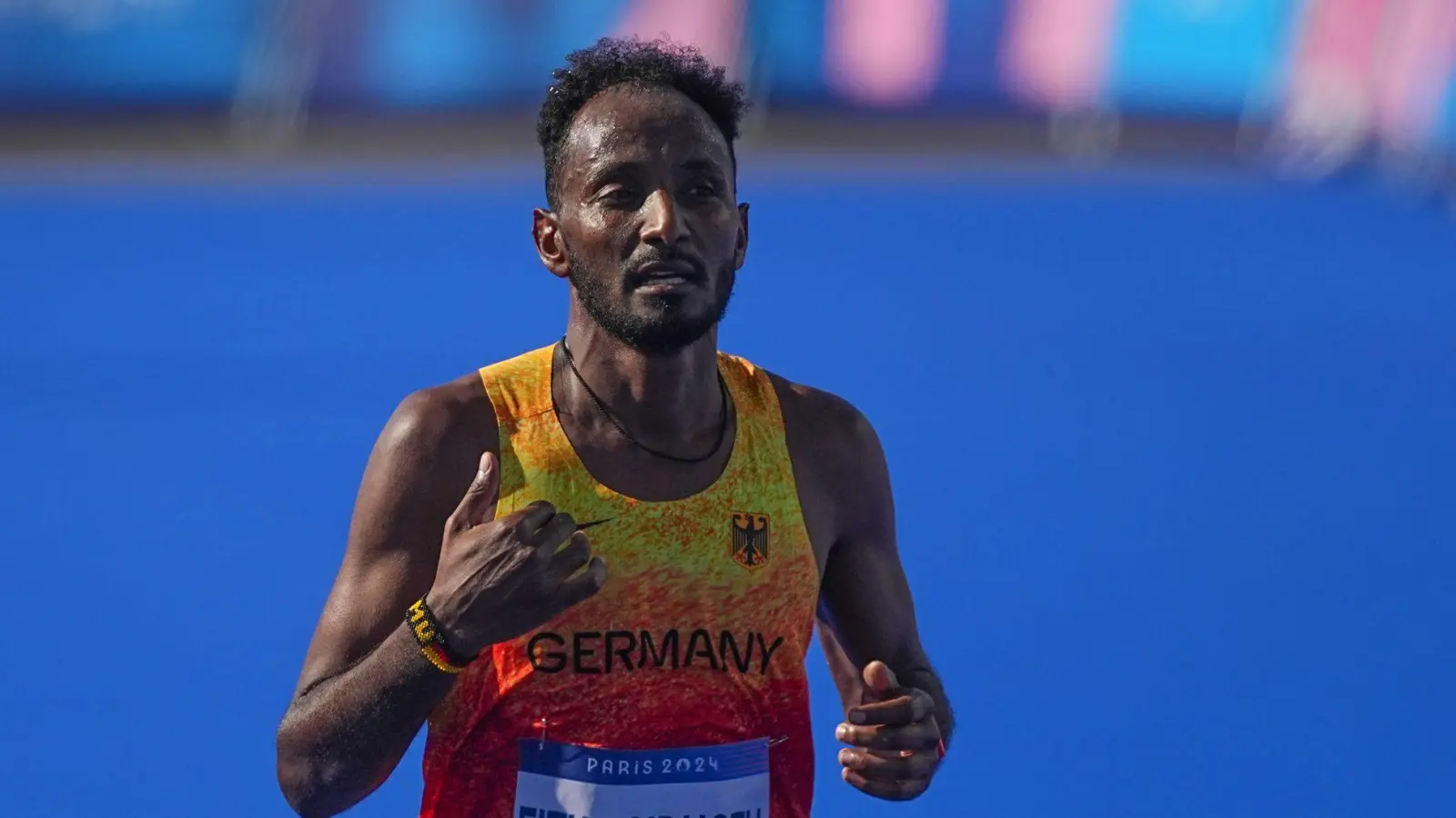 Samuel Fitwi unterbot den bisherigen deutschen Marathon-Rekord um zwei Sekunden. (Foto: Michael Kappeler/dpa)