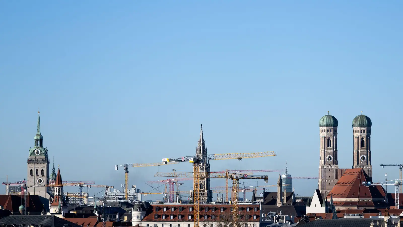 Baukräne in München. Im kommenden Jahr könnte die bayerische Wirtschaft nach Prognose der Vereinigung der bayerischen Wirtschaft wieder leicht wachsen. (Symbolbild) (Foto: Sven Hoppe/dpa)