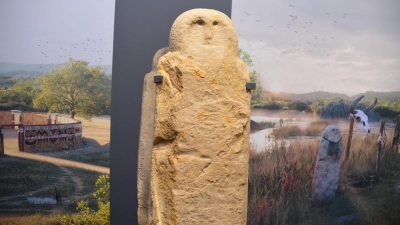 Der Star der neuen Dauerausstellung: der Statuen-Menhir. (Foto: Johannes Zimmermann)