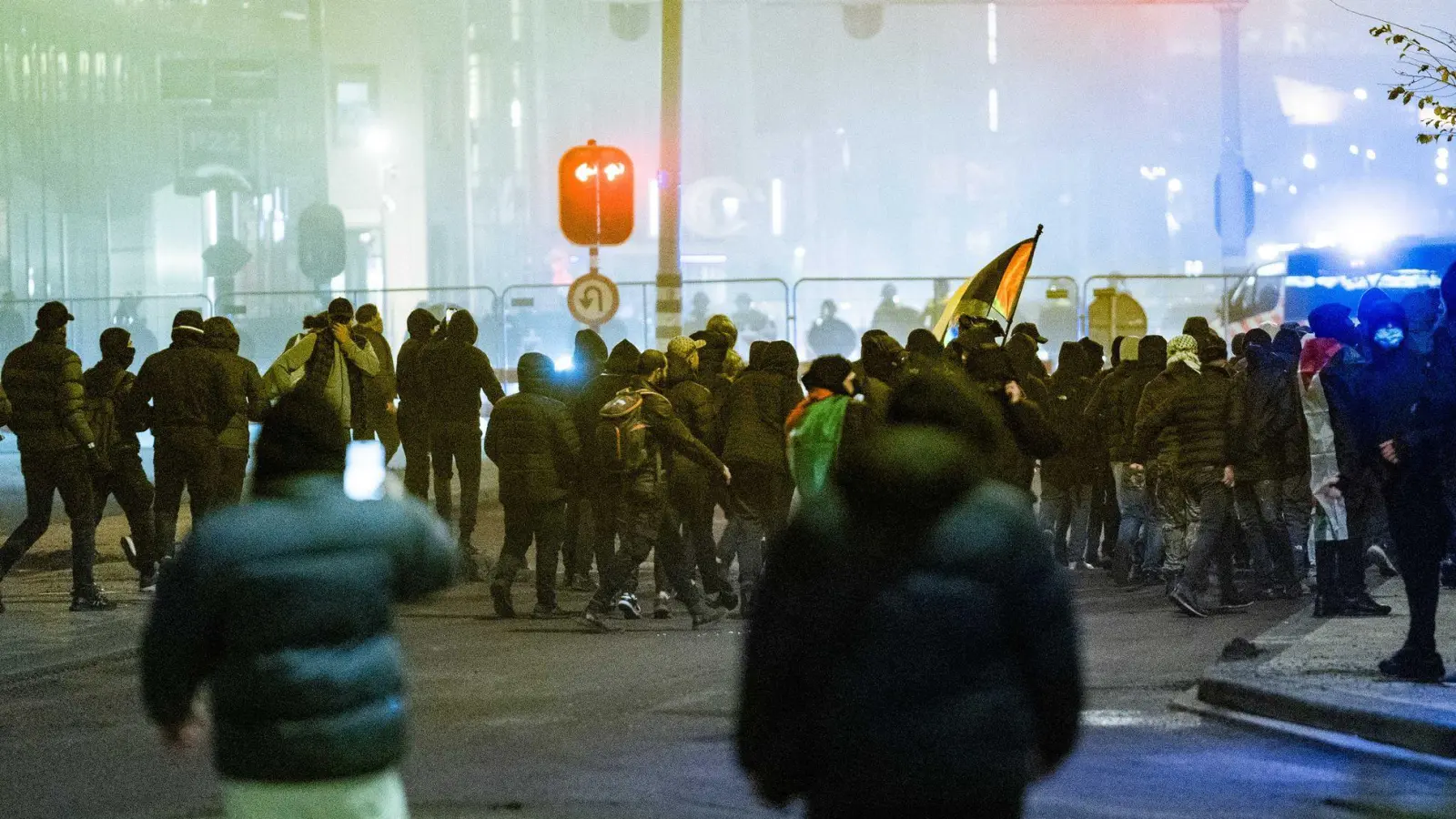 Am Rande des Fußballspiels kam es zu Krawallen. (Foto: Jeroen Jumelet/ANP/dpa)