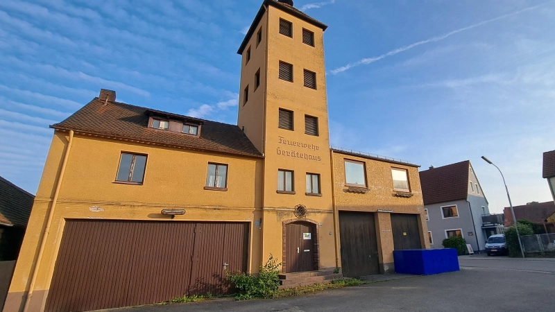 Die ehemalige Fahrzeughalle des alten Feuerwehrhauses in Neuendettelsau wird derzeit vom Jugendzentrum, vom Heimat- und Geschichtsverein, von der Feuerwehr und vom Zirkus Biscotti genutzt. (Archivbild: Florian Schwab)