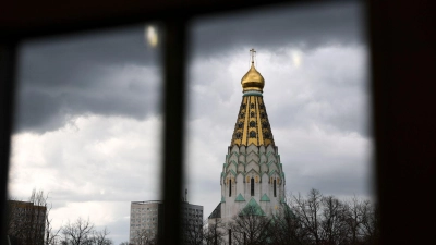 Dunkle Wolken und Schauer bestimmen den Wochenbeginn. (Symbolbild) (Foto: Jan Woitas/dpa)