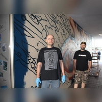 Manuel und Carlos Lorente (von links) haben die Adlerpassage in Ansbach schon einmal 2003 gestaltet. Nun wird der Durchgang zum Adlerhof neu gemacht. (Foto: Robert Maurer)