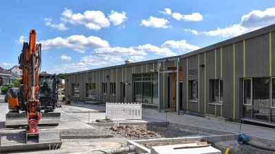 Das Innenleben der neuen Kita wird dieser Tage bestückt, die Außenanlagen sollen aber auch bis zum Start des neuen Kindergartenjahres fertig sein. (Foto: Stadt Feuchtwangen/Rebecca Weber)