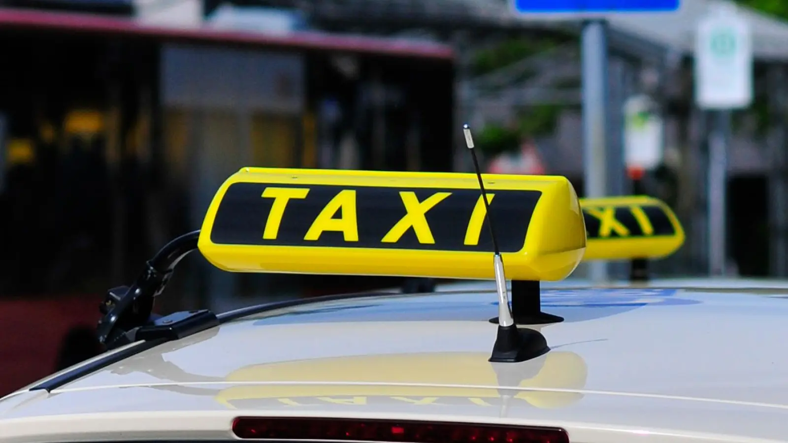 Zwei junge Männer wollten ihre Fahrt mit einem Taxi in Ansbach nicht bezahlen.  (Foto: Jim Albright)