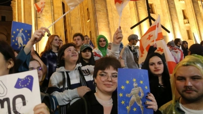 Die Demonstrationen schwollen weiter an. Zehntausende Menschen versammelten sich im Zentrum der Hauptstadt Tiflis. (Foto: Zurab Tsertsvadze/AP)