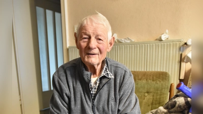 Der 91-jährige Lorenz Billner meint, dass Arbeit an und mit den Bienen keinen Aufschub duldet. Auch in seinem Alter nicht. (Foto: Anita Dlugoß)