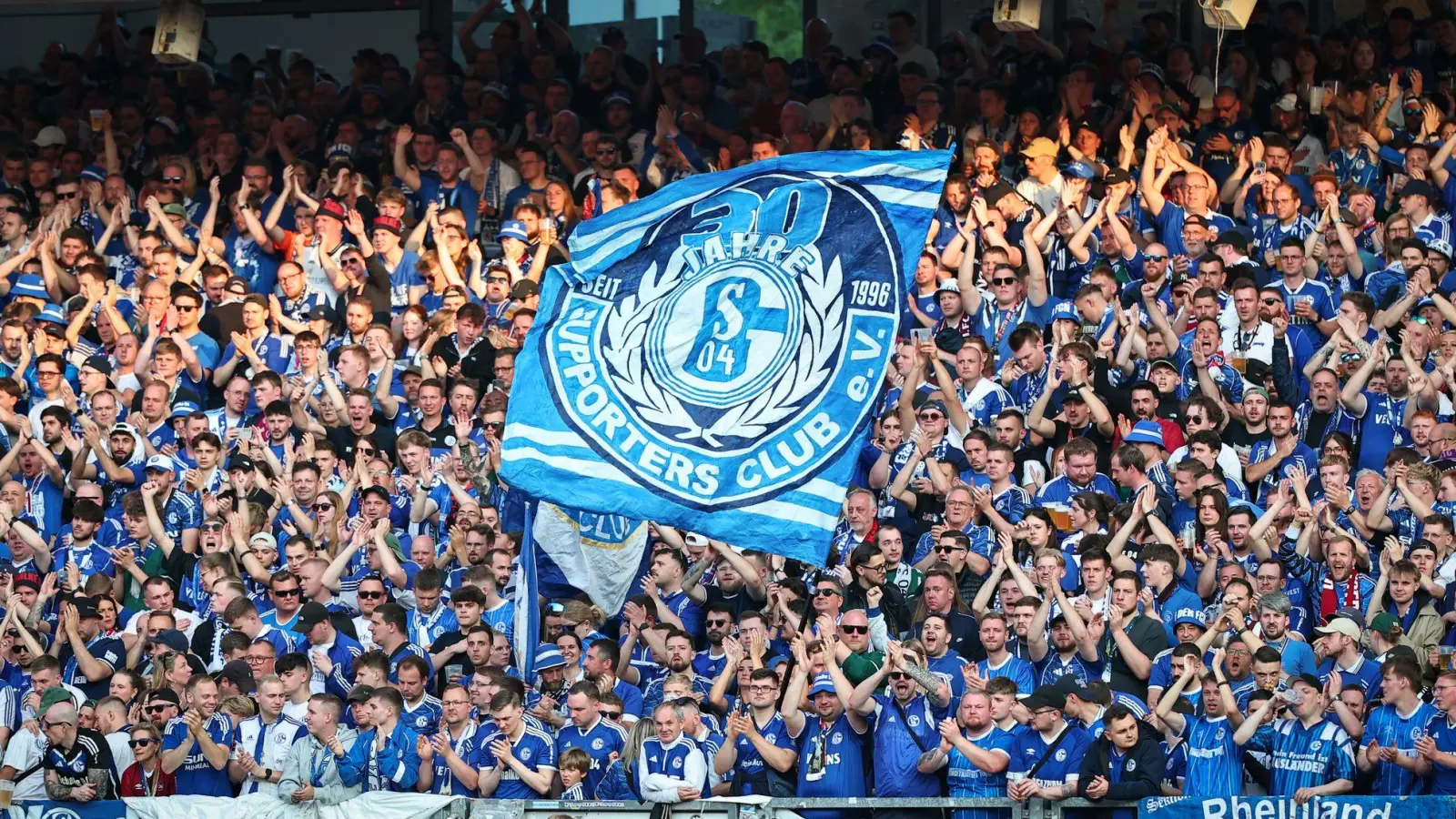 Schalke-Fans bei einem Fußballspiel - gut möglich, dass auch einige von ihnen schalke04 als Passwort auserkoren haben.  (Foto: Daniel Karmann/dpa)