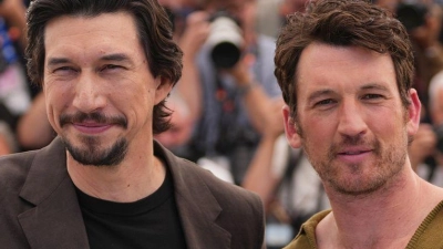 Filme miteinander konkurrieren zu lassen, widerspricht sich für Hollywood-Star Miles Teller (rechts). Mit Adam Driver posiert er für Fotografen bei den Filmfestspielen in Cannes. (Archivbild) (Foto: Andreea Alexandru/Invision/AP/dpa)