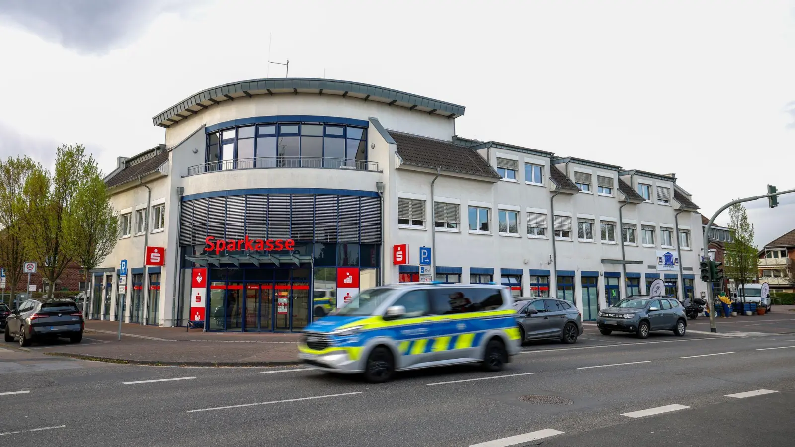 Bewaffneter sorgt für Großeinsatz an Sparkassenfiliale (Foto: Christoph Reichwein/dpa)
