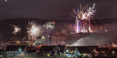 Auch zu Silvester 2025/26 ist wieder viel Feuerwerk zu erwarten - wie hier in Burgbernheim. Doch einige Orte weisen Verbotszonen aus. (Archivbild: Mirko Fryska)
