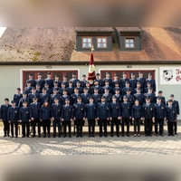 Die aktiven und passiven Mitglieder der Freiwilligen Feuerwehr Unterschwaningen freuen sich auf das große Jubiläumswochenende. Feiern Sie mit! (Foto: Walter Oberhäußer)