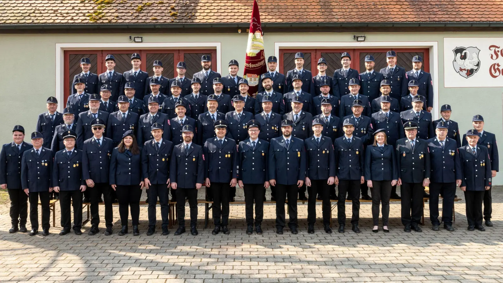 Die aktiven und passiven Mitglieder der Freiwilligen Feuerwehr Unterschwaningen freuen sich auf das große Jubiläumswochenende. Feiern Sie mit! (Foto: Walter Oberhäußer)