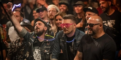 Zum Wasted Open Air Outfit gehören auch skurrile Brillen. (Foto: Mirko Fryska)