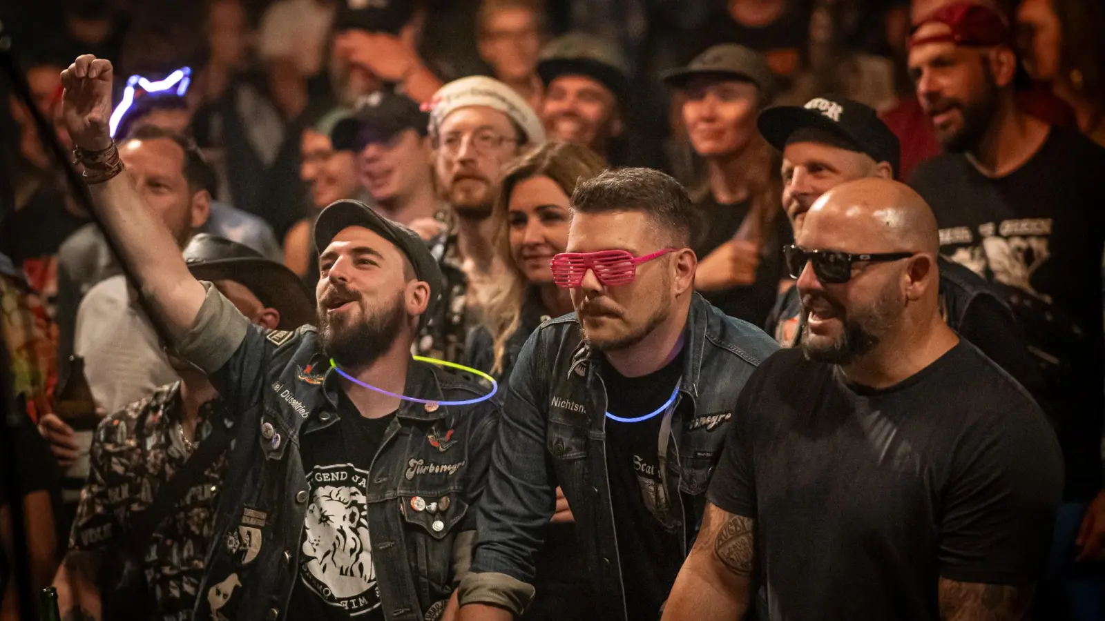 Zum Wasted Open Air Outfit gehören auch skurrile Brillen. (Foto: Mirko Fryska)