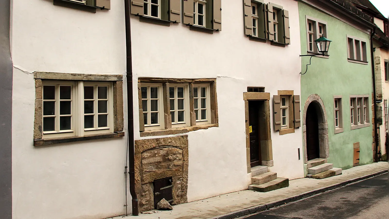 Das Doppelhaus in der Judengasse besteht aus zwei Teilgebäuden mit den Nummern 12 und 10. Beiden wird eine hohe historische und kulturelle Bedeutung zugesprochen. (Foto: Stefan Neidl)