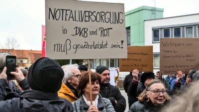 Die Angst vor einer Verschlechterung der Gesundheitsversorgung im westlichen Landkreis treibt die Menschen auf die Straße. Im Landratsamt hatte gestern einmal mehr der Verwaltungsrat getagt, um über die weitere Zukunft von ANregiomed zu beraten. (Foto: Tizian Gerbing)