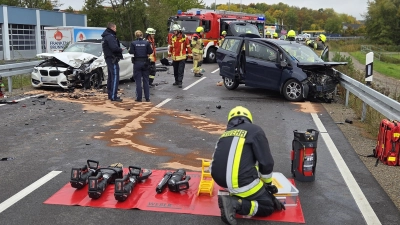 Zwei Autos sind auf der Bundesstraße bei Diespeck aufeinandergeprallt. (Foto: Kreisfeuerwehrverband/Rainer Weiskirchen)