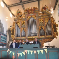Im März vergangenen Jahres wurde die Orgel in der St.-Johannis-Kirche mit einem letzten Konzert verabschiedet. Orgelbeauftragter Rainer Schülein begutachtete zusammen mit Pfarrer Christian Dellert, dem Orgelsachverständigen Christoph Reinhold Morath und dem damaligen Bürgermeister Karl Fickel (von links), der auch Vorsitzender des Orgel-Fördervereins ist, das Instrument. Die Sanierungskosten haben sich seitdem enorm gesteigert. (Archivbild: Peter Tippl)