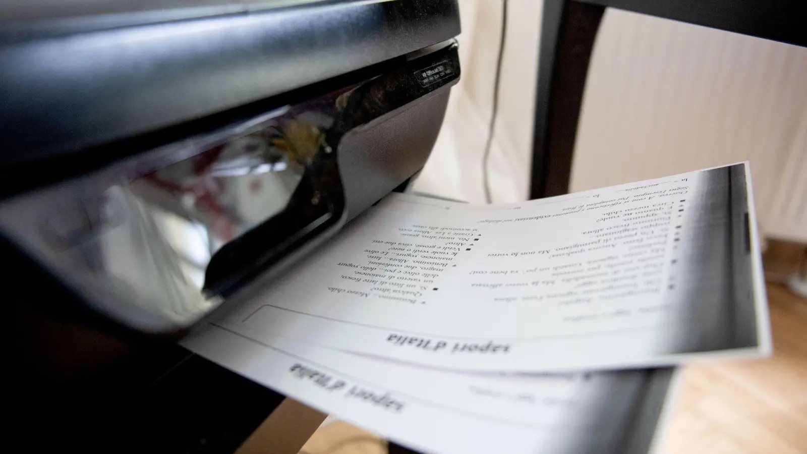 Immer mit dem Notebook zum Drucker laufen, um per USB-Kabel etwas zu drucken, weil der Printer kein WLAN hat? Das muss nicht sein, selbst wenn der Drucker schon älter ist. (Foto: Zacharie Scheurer/dpa-tmn)