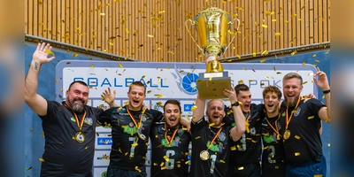Da ist das Ding: Fabian Diehm reckt den Pokal in die Höhe. (Foto: AktiveGoal/Binh Truong)