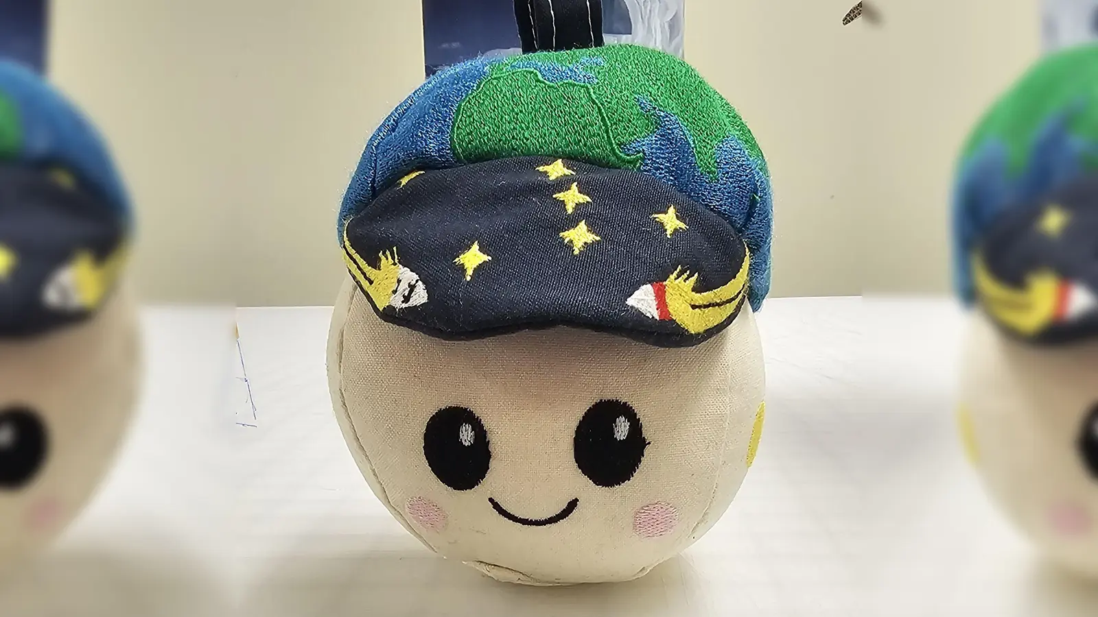 Das Schwerelosigkeits-Maskottchen „Rise” begleitet die Mission „Artemis 2”. (Foto: -/Nasa/dpa)