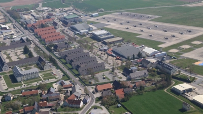 Die B14 durchschneidet das US-Militärgelände. Rechts die Katterbach-Kaserne mit dem Helikopter-Flugfeld und dem Main Gate im Hintergrund. Links ist ein Teil der Bismarck-Kaserne zu sehen. (Foto: Alexander Biernoth)