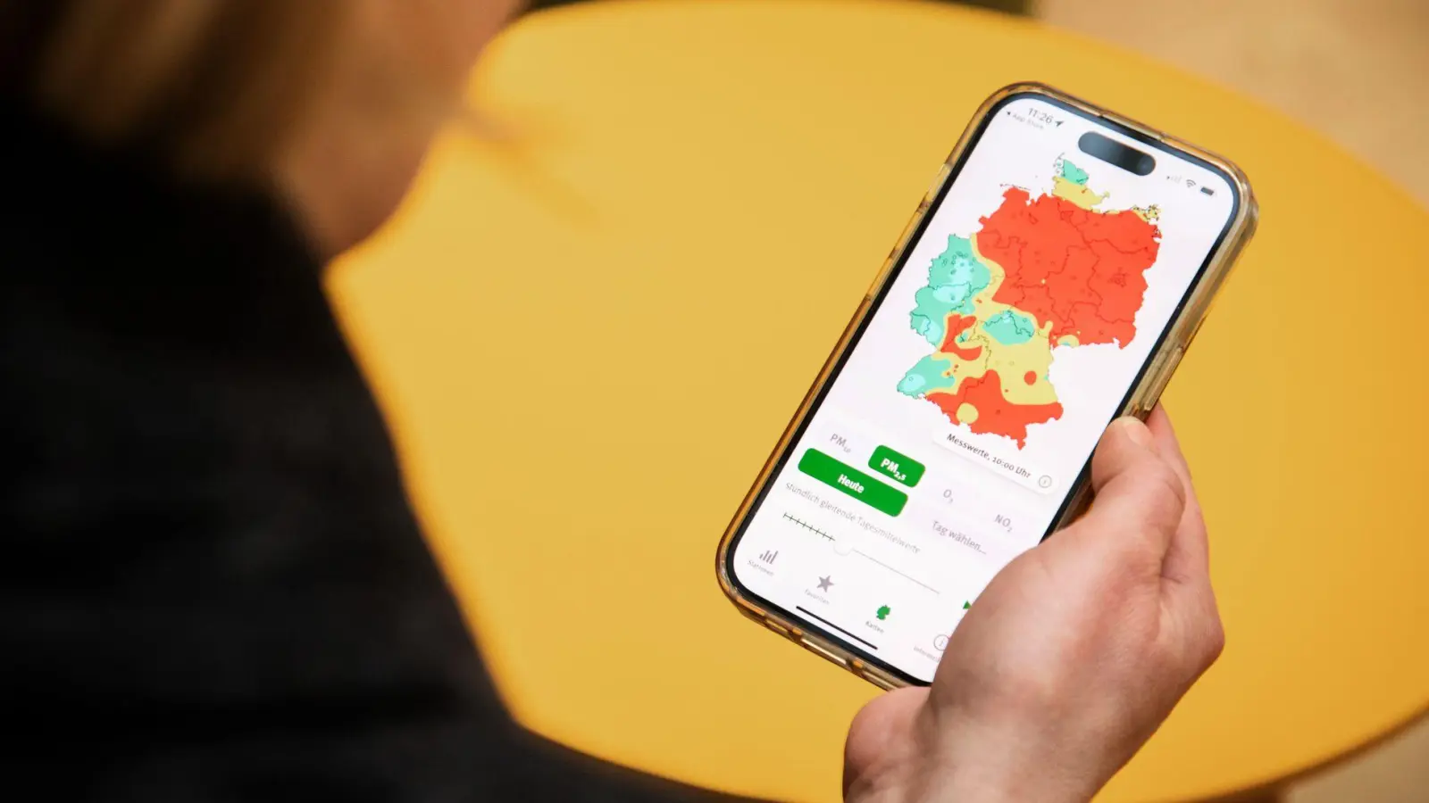 Feinstaub, Ozon, Stickstoffdioxid: Wie es um die Luftqualität in der eigenen Region steht, lässt sich mit Hilfe der App „Luftqualität“ des Umweltbundesamtes herausfinden. (Foto: Christin Klose/dpa-tmn)