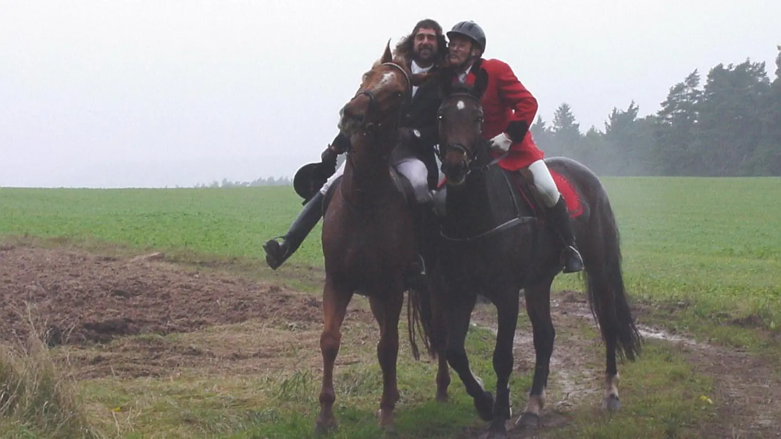 Der Reitclub Trautskirchen feiert in diesem Jahr sein 50-jähriges Bestehen und blickt auf fünf erfolgreiche Jahrzehnte zurück. Bei der Fuchsjagd 2002 gewann Gründungsmitglied Hannes Frankenberger (links). Es gratulierte Alfred Liebhardt (rechts). (Foto: Karin Fichtelmann)