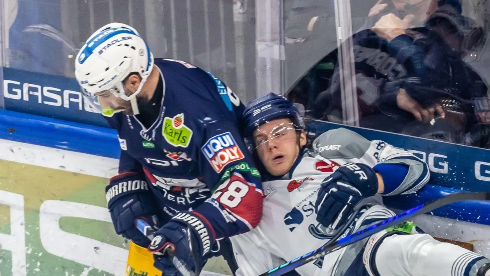 Berlins Patrice Cormier (l) kämpft gegen Mario Zimmermann von Straubing Tigers (r) um den Puck. Zimmermann bleibt bei Straubing. (Foto: Andreas Gora/dpa)