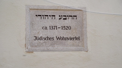 Dieses Schild in der Judengasse kennzeichnet das Viertel, in dem besonders viele Mitglieder der jüdischen Gemeinde wohnten. (Foto: Simone Hedler)