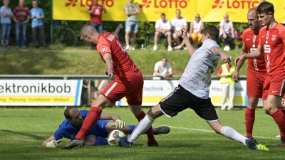 Unter Druck: Spfr-Torwart Philipp Neuberger, Teamkollege Philipp Müller und der Kalchreuther Torschütze Timm Wagner (von links). (Foto: M. Rügner)