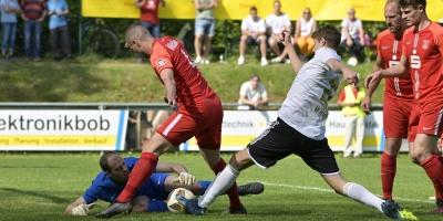 Unter Druck: Spfr-Torwart Philipp Neuberger, Teamkollege Philipp Müller und der Kalchreuther Torschütze Timm Wagner (von links). (Foto: M. Rügner)