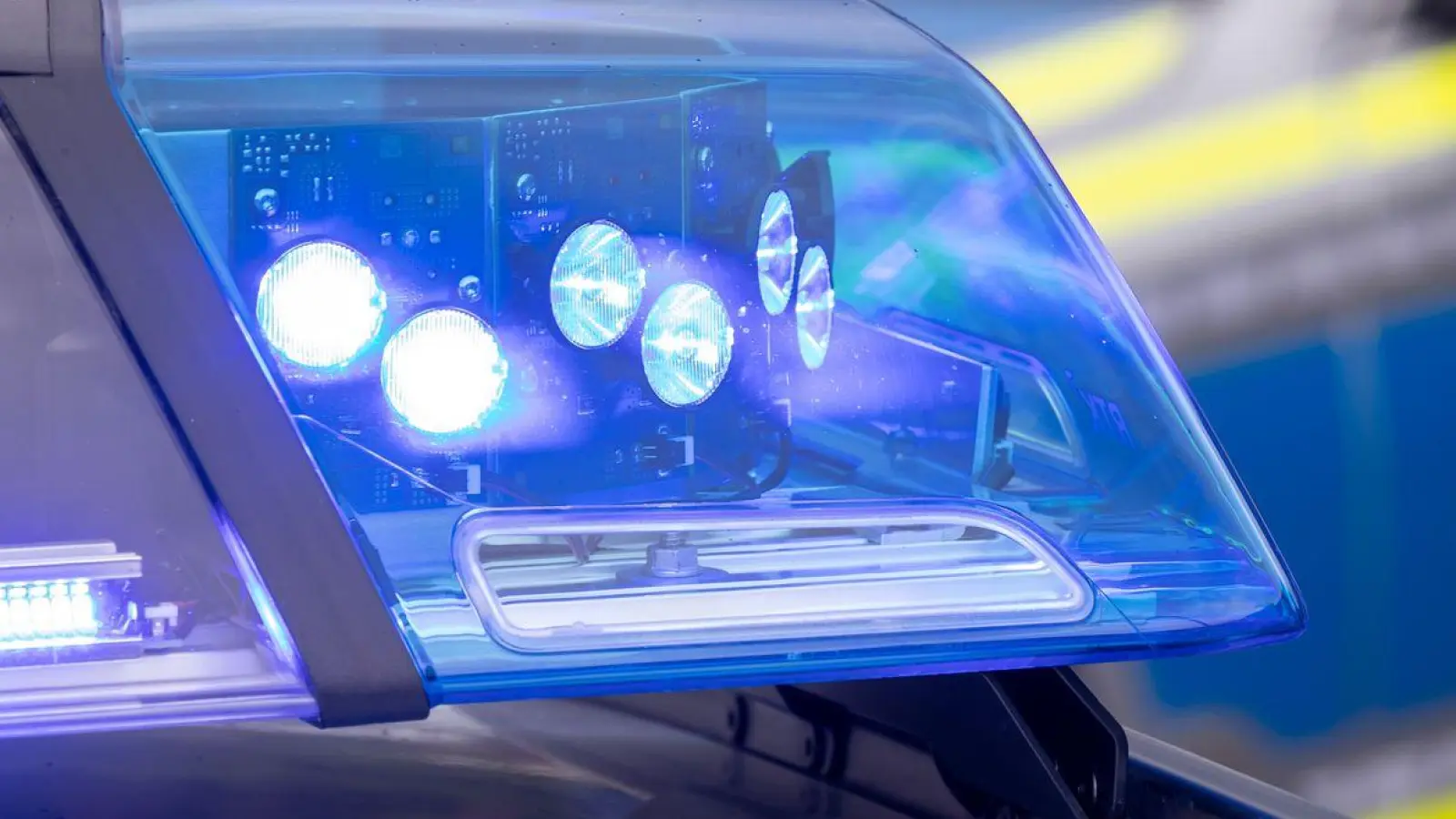 Die Polizei ermittelt wegen gefährlicher Körperverletzung und einem Verstoß gegen das Waffengesetz. (Symbolbild) (Foto: Daniel Karmann/dpa)