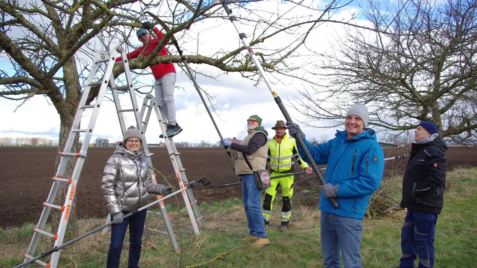 Baumwart Manuel Seeg (in gelber Arbeitskleidung) leitet die Teilnehmer in der Ottenhöfer Flur an Säge und Schere für den perfekten Baumschnitt an. (Foto: Stefan Schuster)