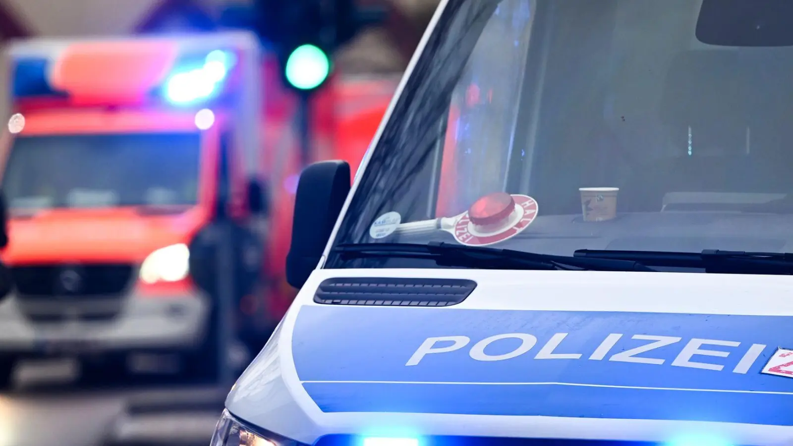 Ein 13-Jähriger war vor einer Schule lebensgefährlich verletzt worden. (Symbolbild)  (Foto: Jens Kalaene/dpa)