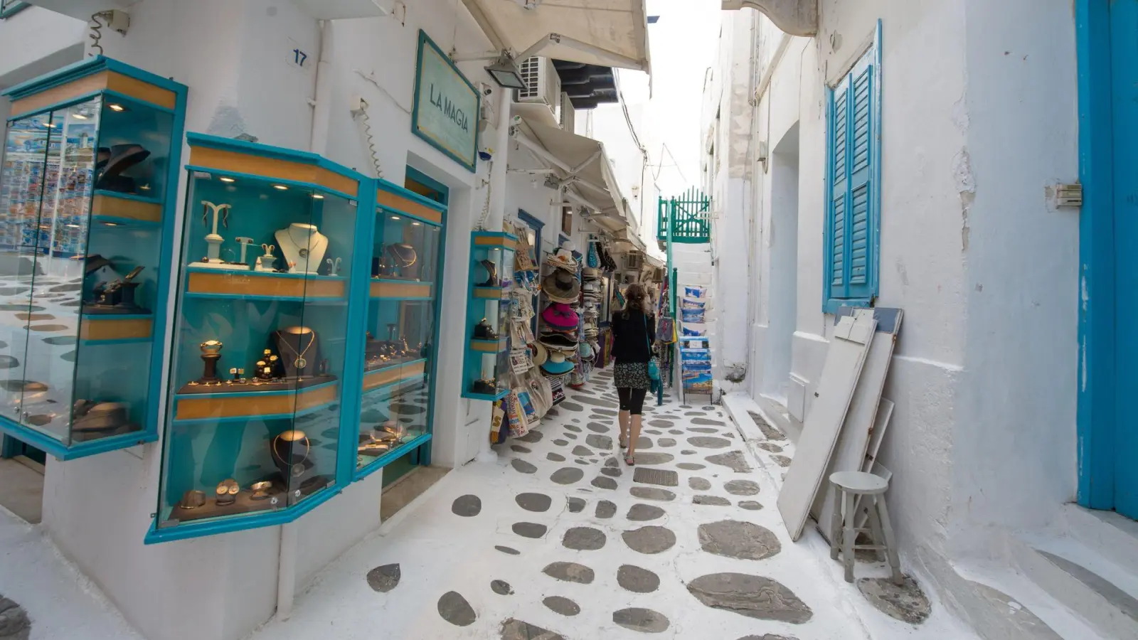 Geschäfte in der Altstadt von Mykonos: Um die 20 Prozent mehr für sein Geld bekommt man noch in Griechenland. (Foto: Andrea Warnecke/dpa-tmn)