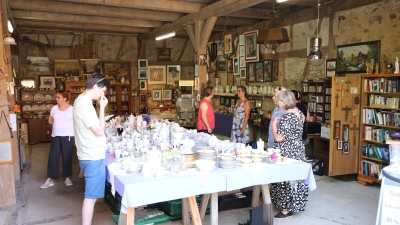 Geschirr, Bücher, Bilder und die eine oder andere Rarität: Rund 800 Menschen kamen am Wochenende in die Ruppersdorfer Straße nach Rügland, um beim Flohmarkt des Vereins CharityFloh nach Schätzchen zu stöbern. (Foto: Alexander Biernoth)