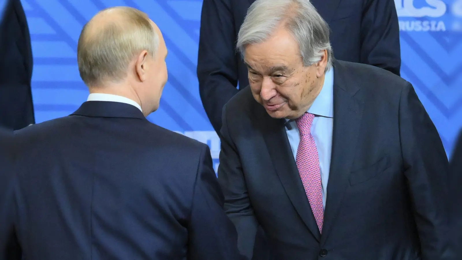 Wegen eines Händedrucks mit Kremlchef Wladimir Putin zieht UN-Generalsekretär Antonio Guterres Kritik auf sich. (Foto: Grigory Sysoyev/brics-russia2024.ru/AP)