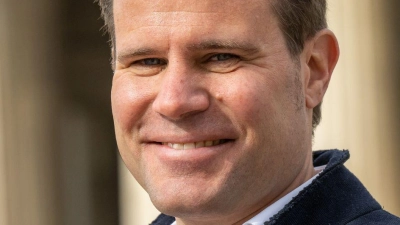 Felix Brych erhält eine Auszeichnung zum Karriereende. (Foto: Peter Kneffel/dpa)