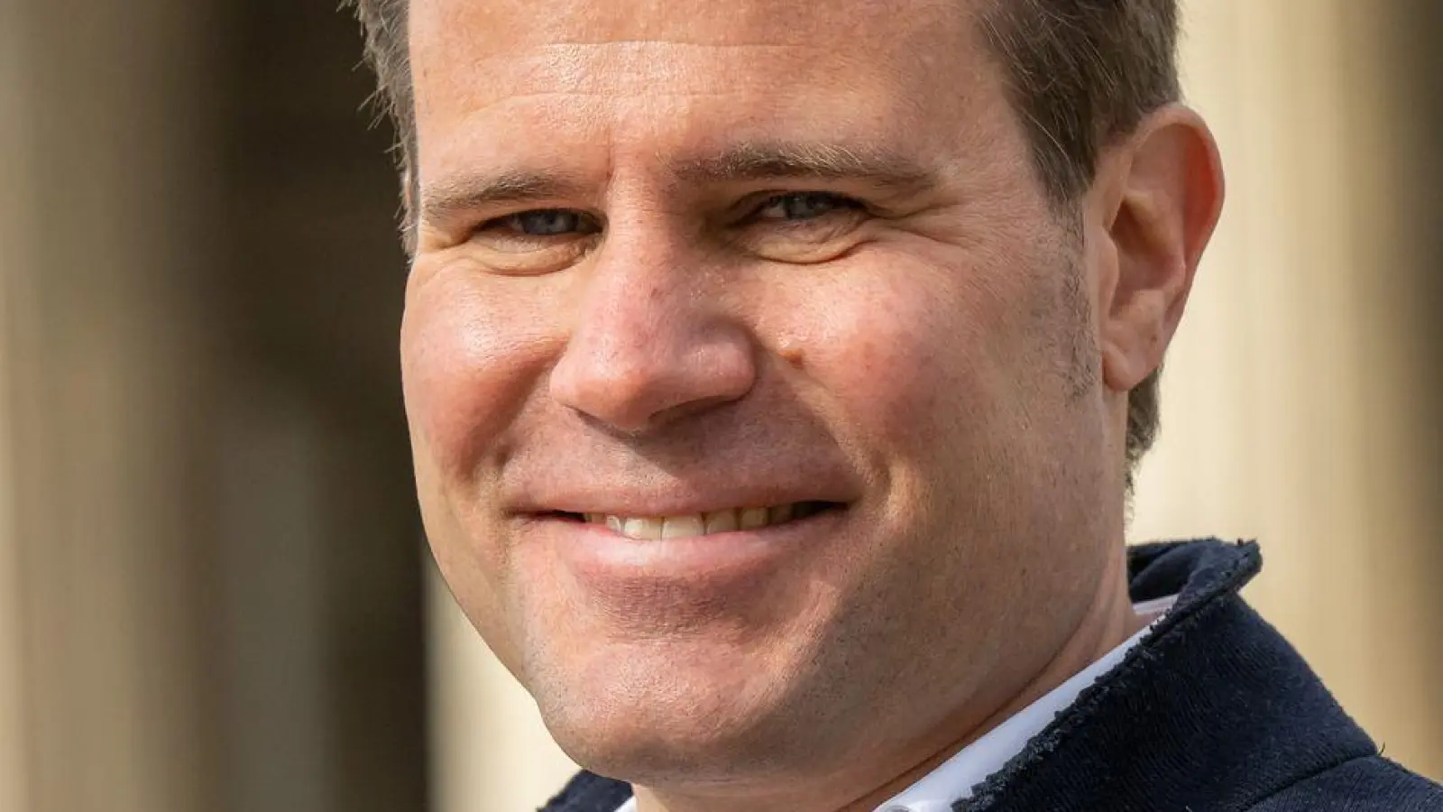 Felix Brych erhält eine Auszeichnung zum Karriereende. (Foto: Peter Kneffel/dpa)