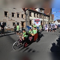 Jubiläums-Truppe: Der CVJM Leutershausen, der sich seit vielen Jahren für Notleidende und Hilfsbedürftige in aller Welt einsetzt, wird heuer 100 und präsentierte sich selbst in der Sponsorenrunde beim jüngsten Altstadtrennen. (Foto: Wolfgang Grebenhof)